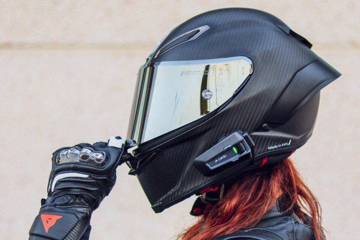 Une femme avec un casque de moto