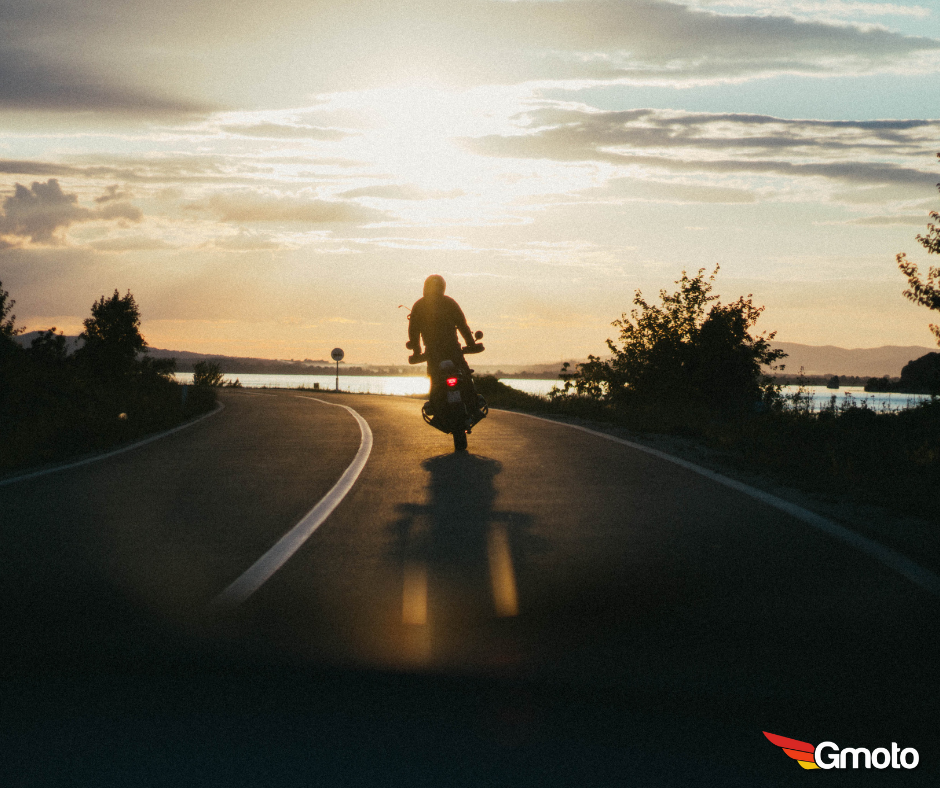 un motard sur la route