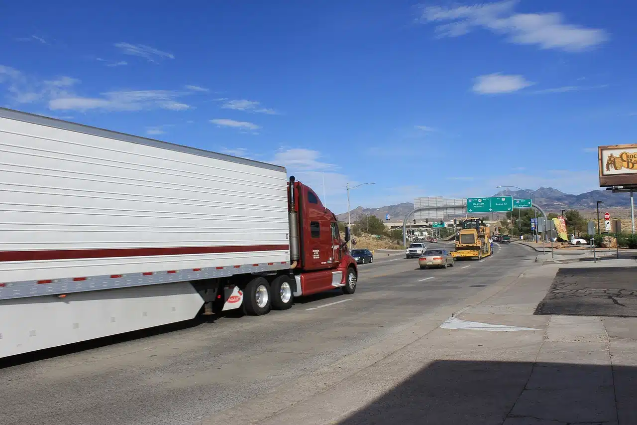 un camion sur une autoroute