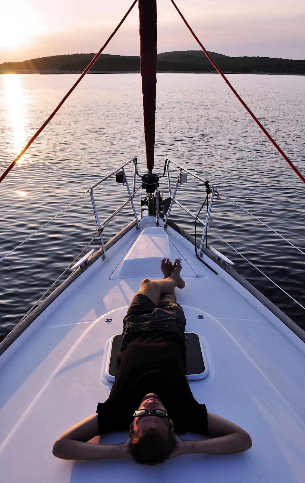 homme couché sur un bateau blanc