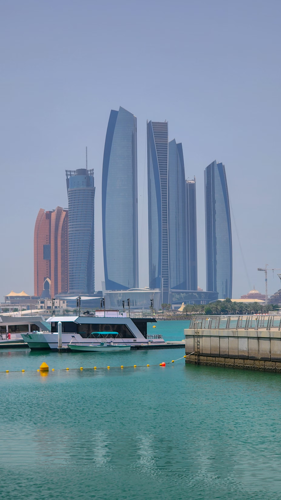 bateau dans l'eau avec de grands immeubles en arrière plan